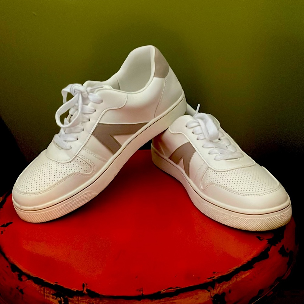 Mia Sneakers.
